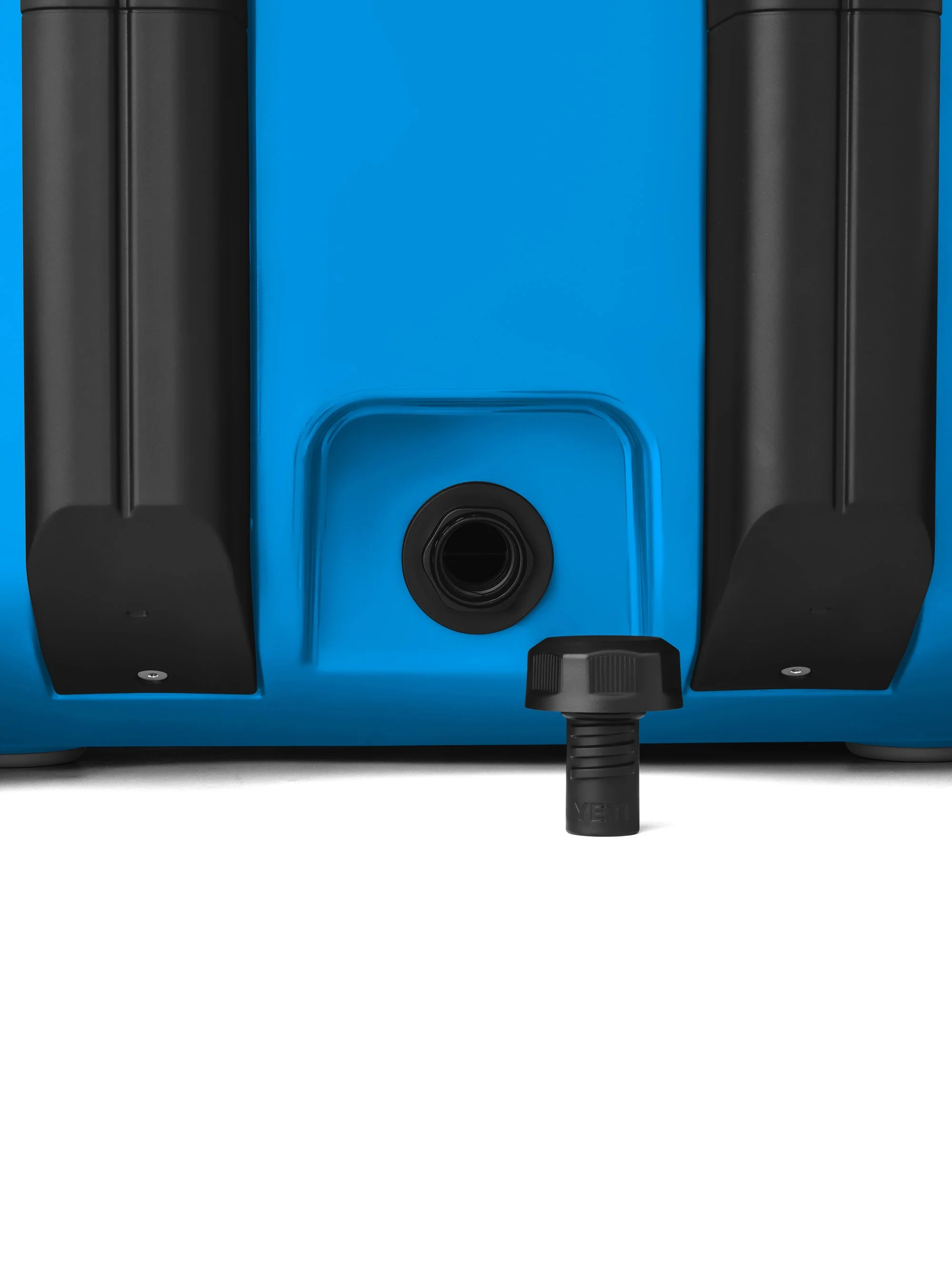 YETI Roadie 32 Wheeled Cool Box - Image 6